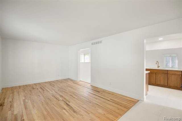 14631 Labelle St - Photo 4 of 25
