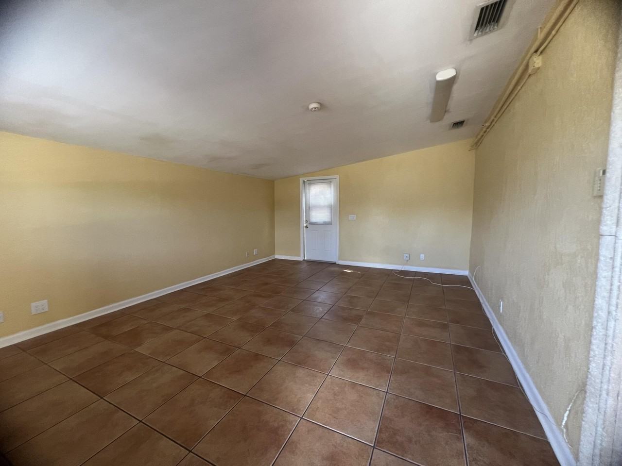 4052 Collin Dr - Photo 3 of 18