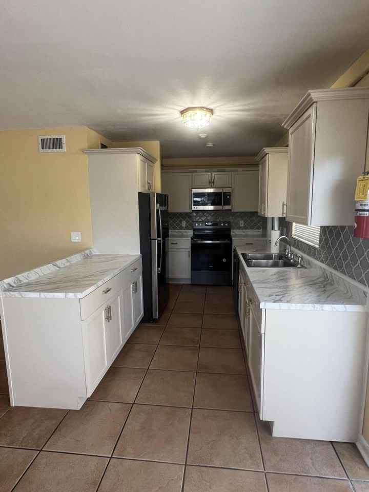 4052 Collin Dr - Photo 5 of 18