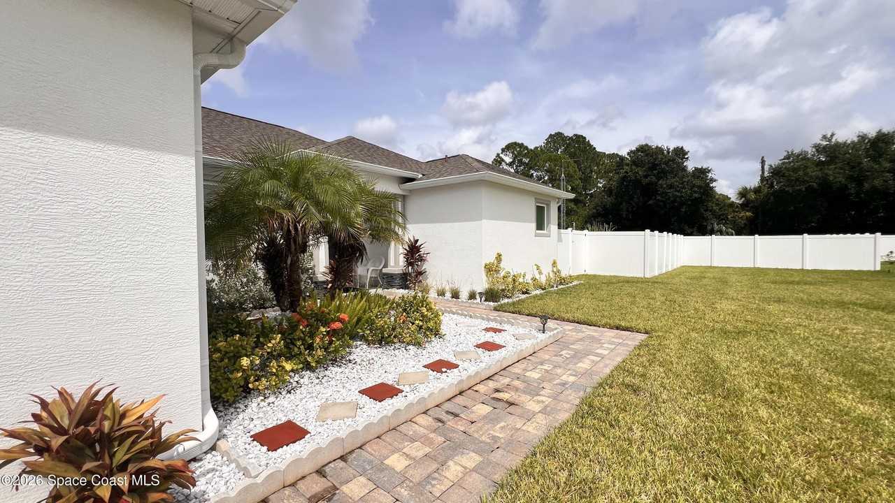 924 Captiva Island Cir Sw - Photo 2 of 23