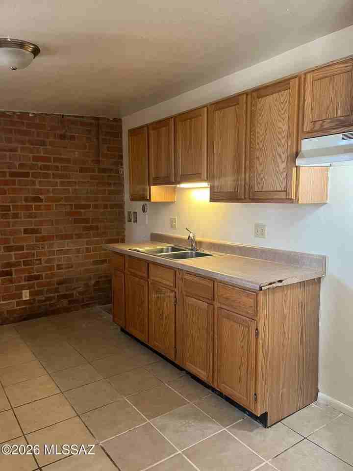 413 E Delano St - Photo 3 of 9