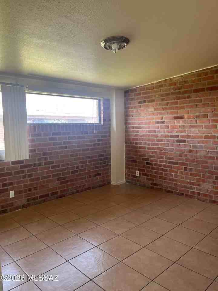 413 E Delano St - Photo 7 of 9