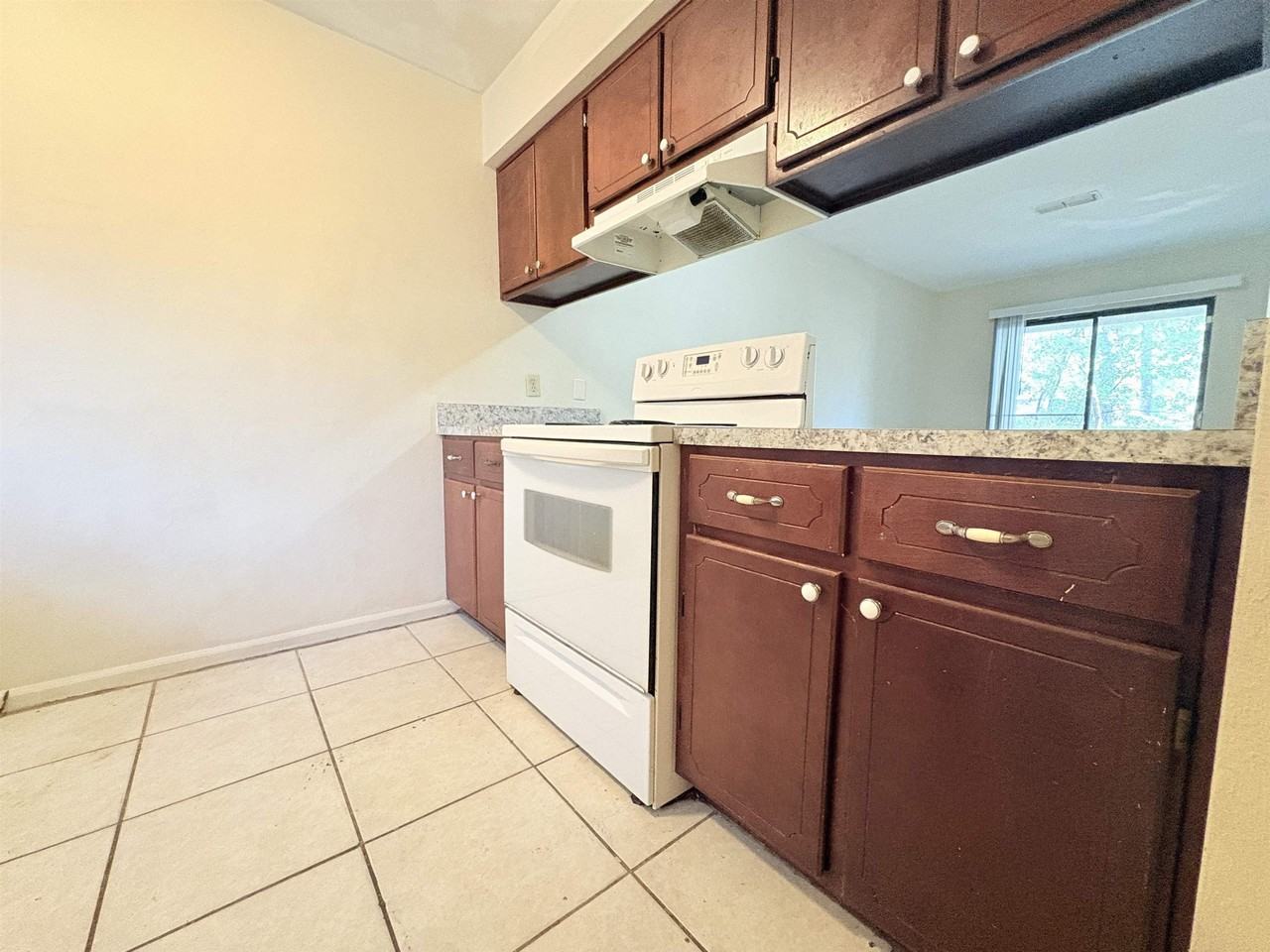 1864 Sylvan Ct - Photo 3 of 18
