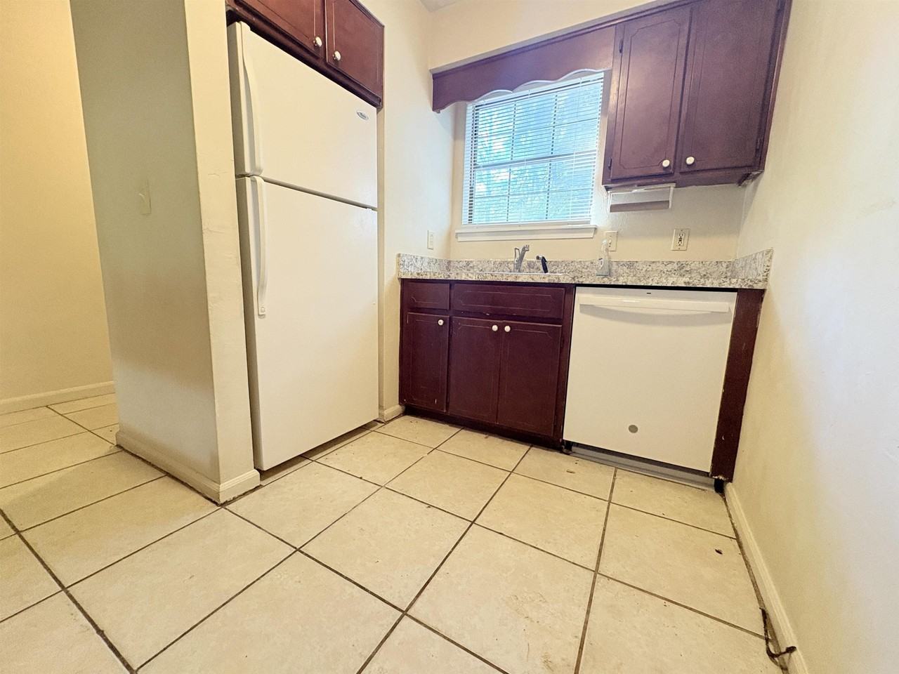 1864 Sylvan Ct - Photo 4 of 18