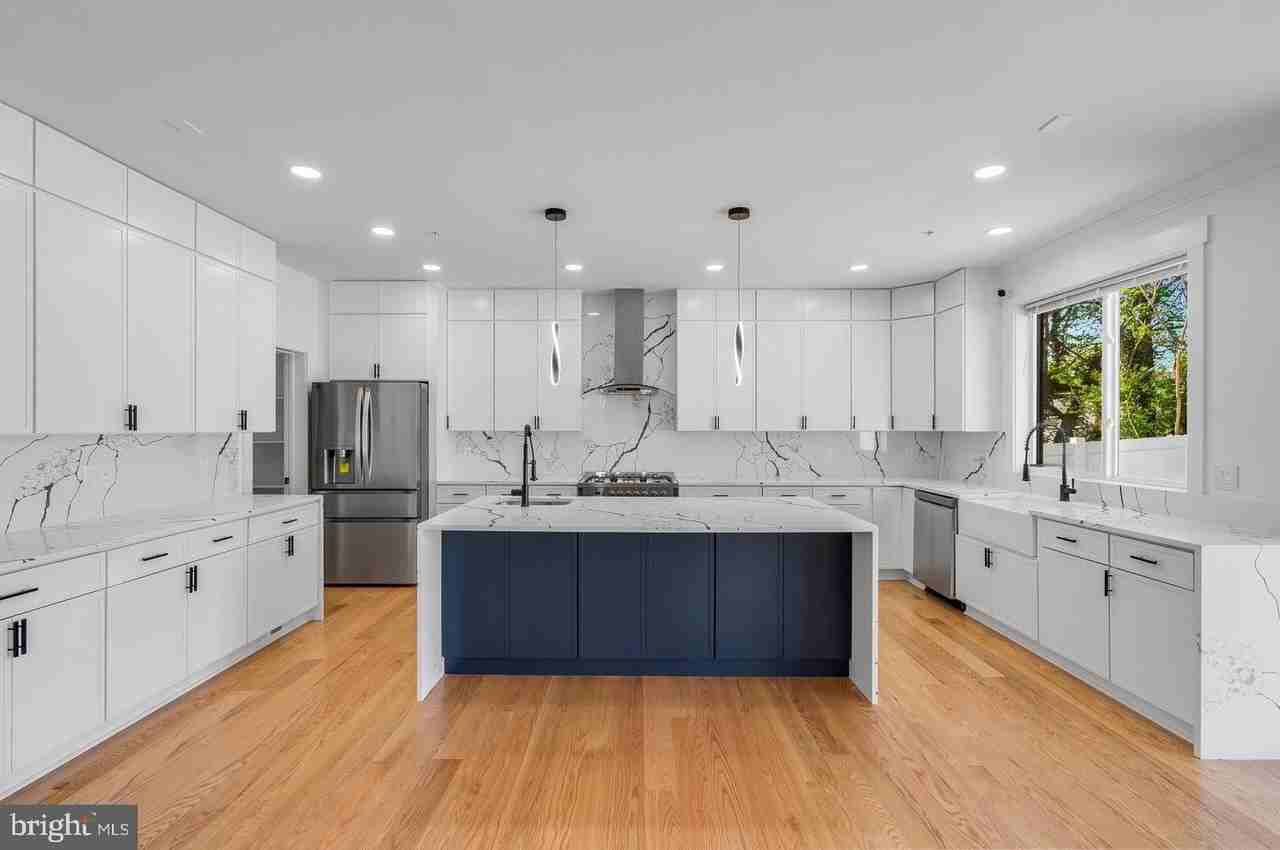 4626 Brooks St Ne - Photo 3 of 50