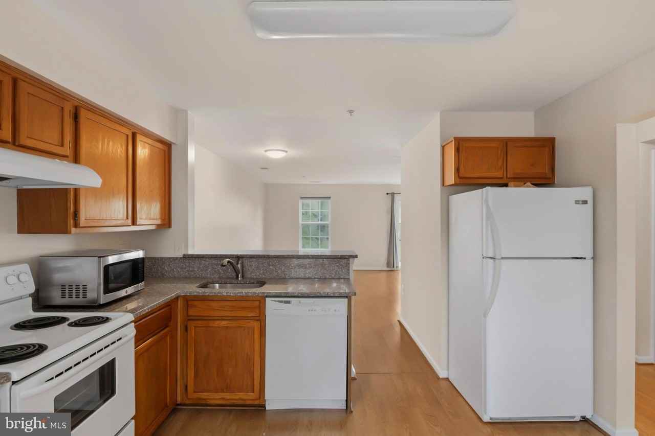 1125 Simsbury Ct - Photo 4 of 23