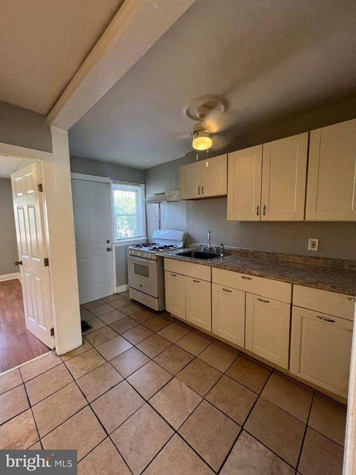 1616 Plum St #1 - Photo 5 of 11