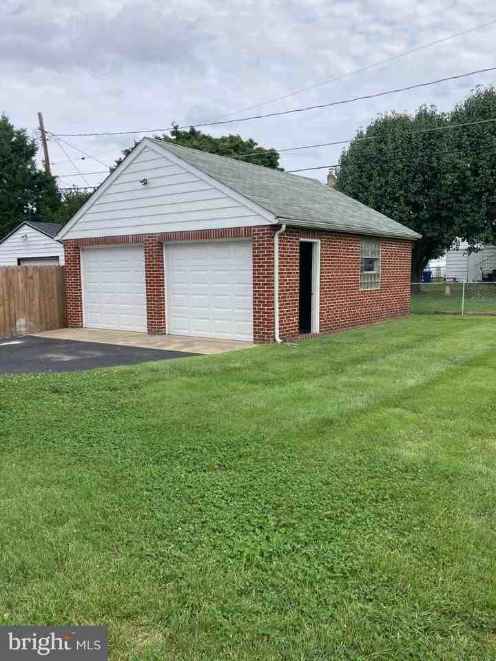 1607 Leslie Rd - Photo 7 of 37