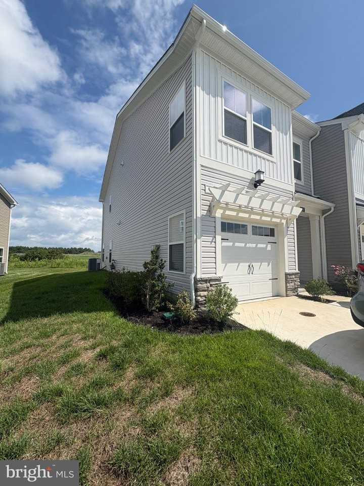 2197 Winterberry Ln - Photo 2 of 19