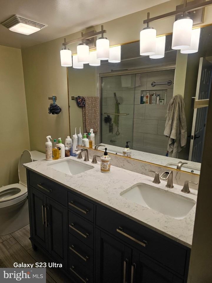 440 Girard St #203 - Photo 7 of 10