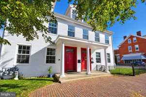 featured image of 211 E Union St