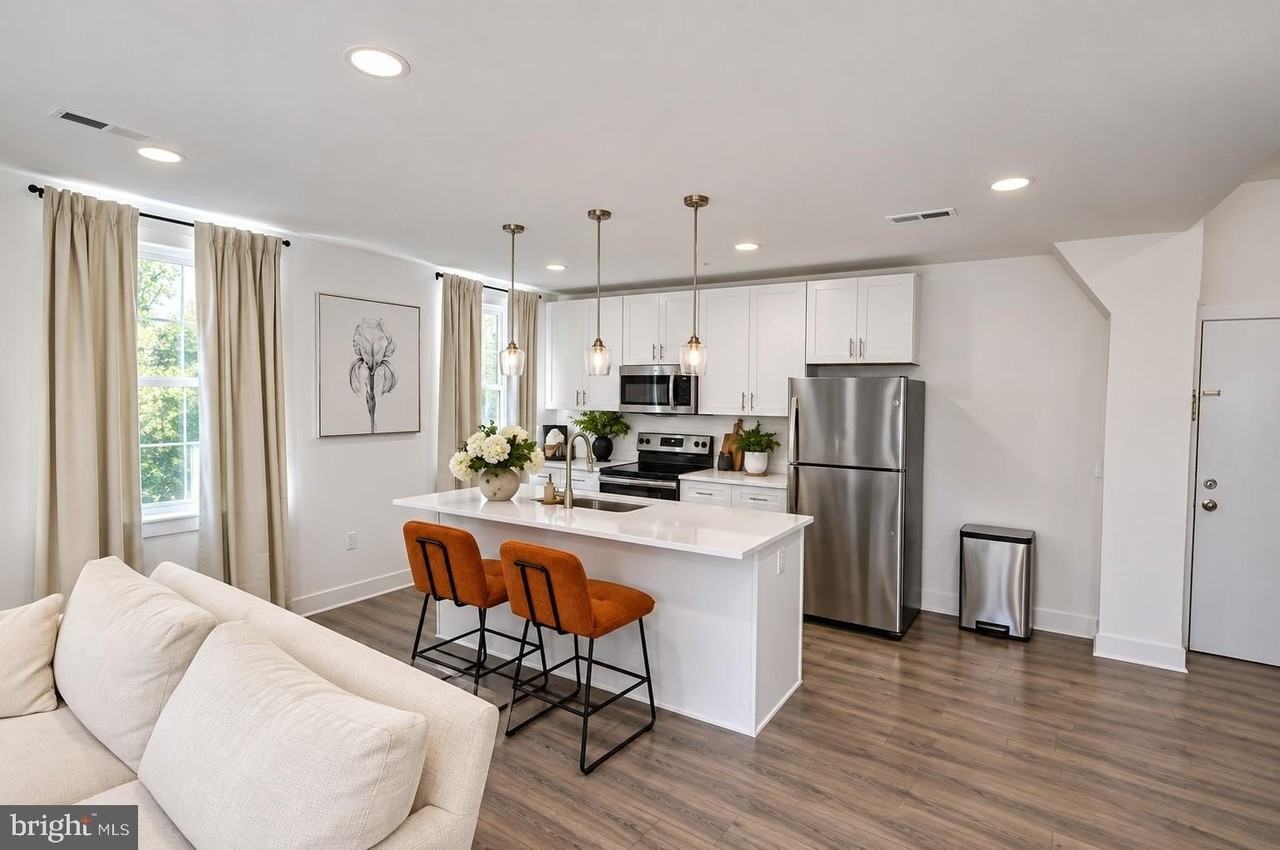 211 E Union St - Photo 3 of 16