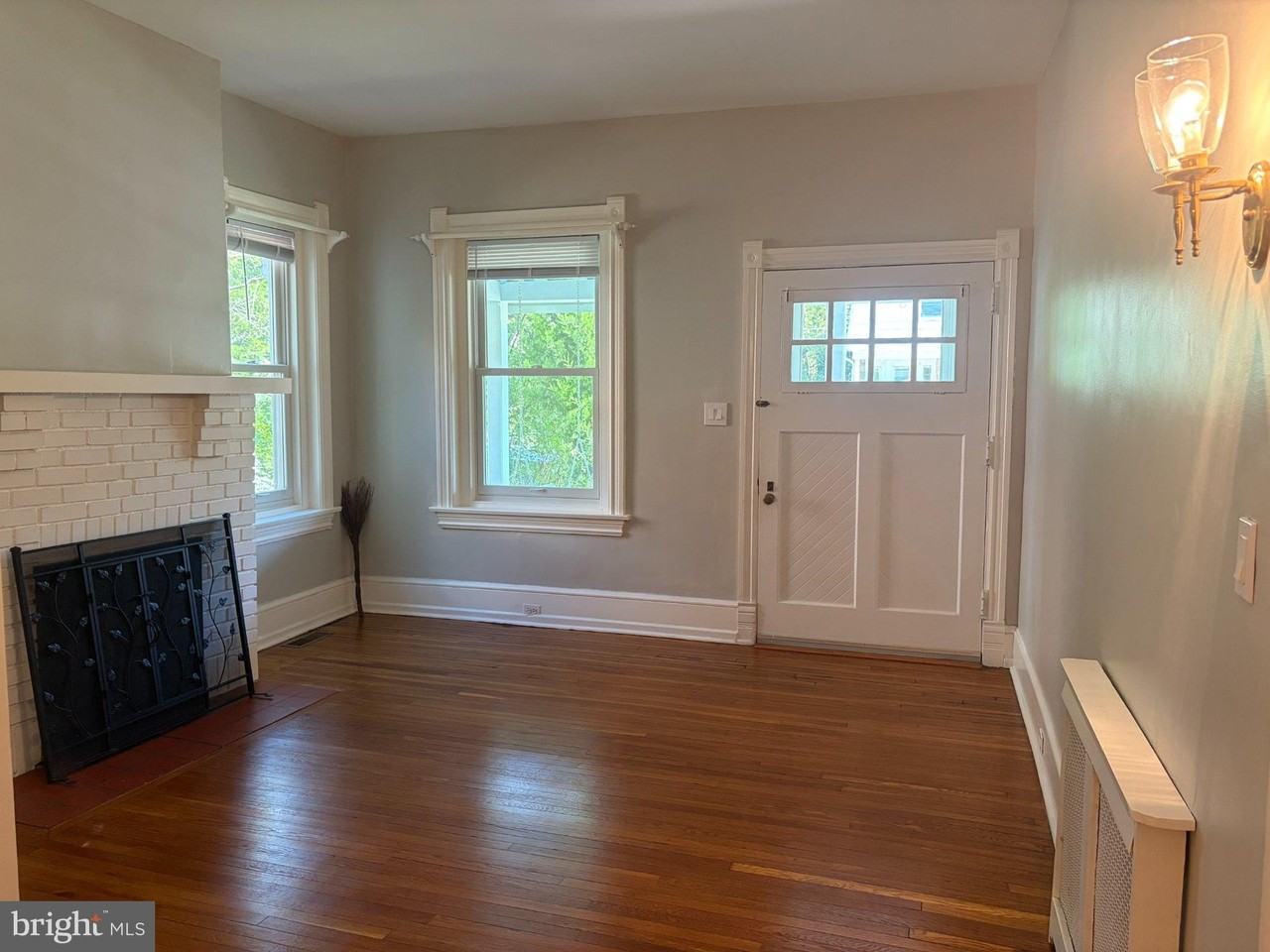 210 Grayling Ave - Photo 3 of 15