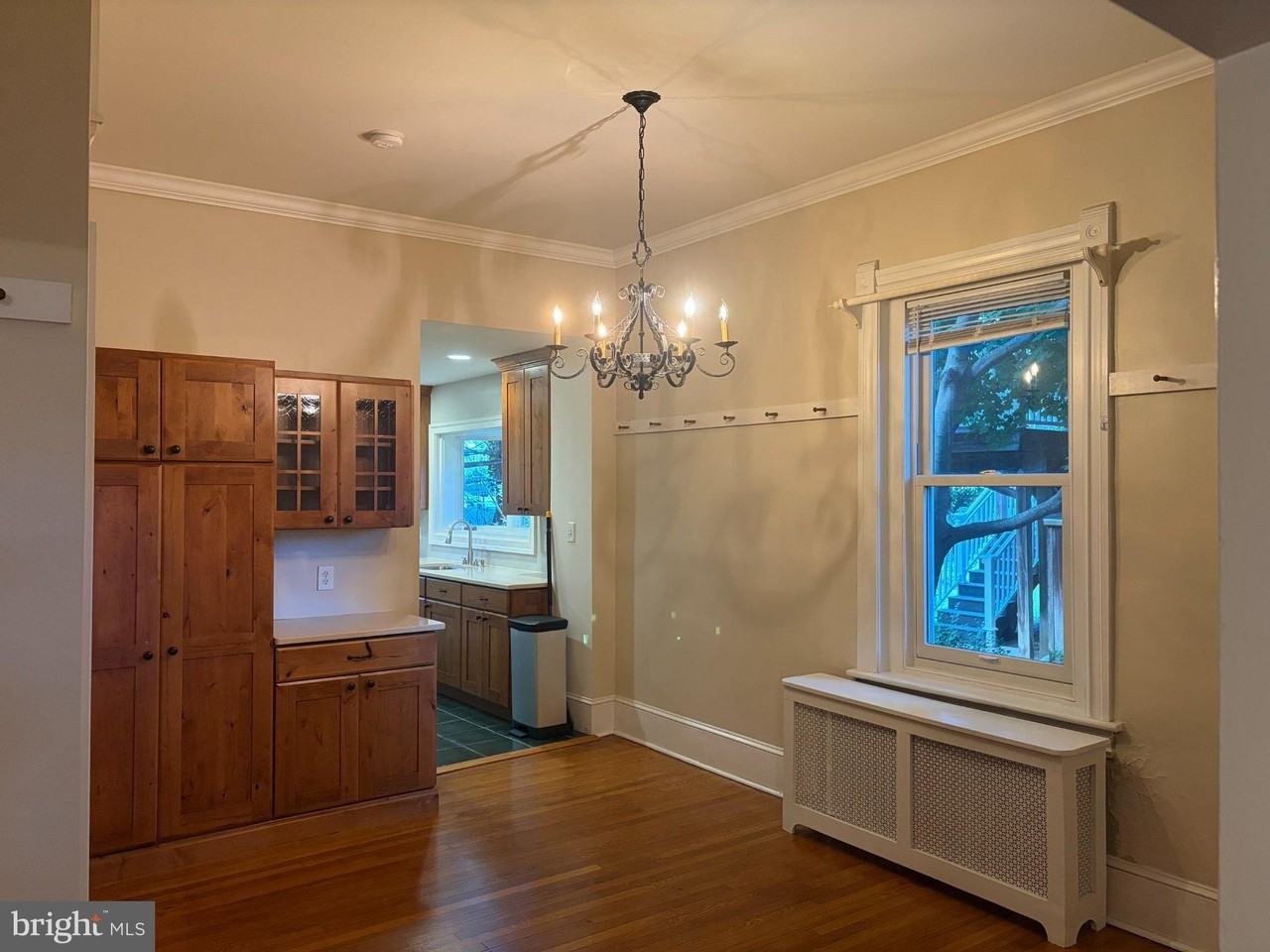 210 Grayling Ave - Photo 4 of 15