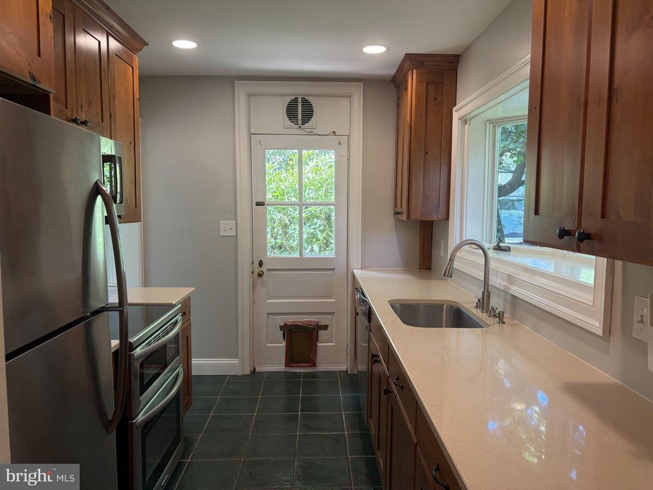 210 Grayling Ave - Photo 5 of 15