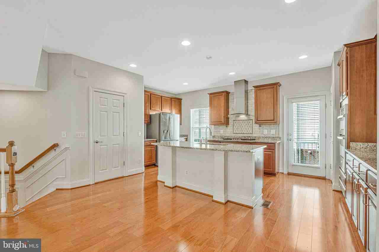 9524 Canonbury Sq - Photo 6 of 34