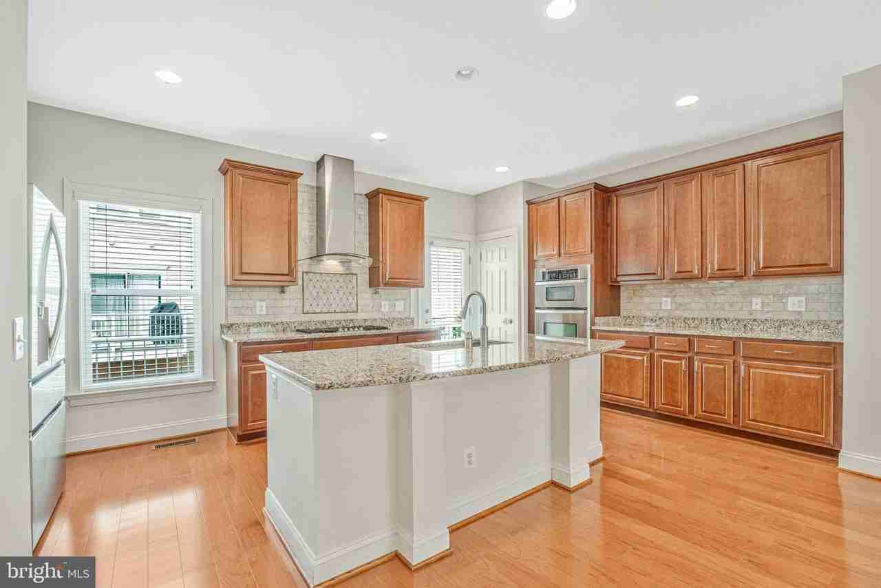 9524 Canonbury Sq - Photo 7 of 34