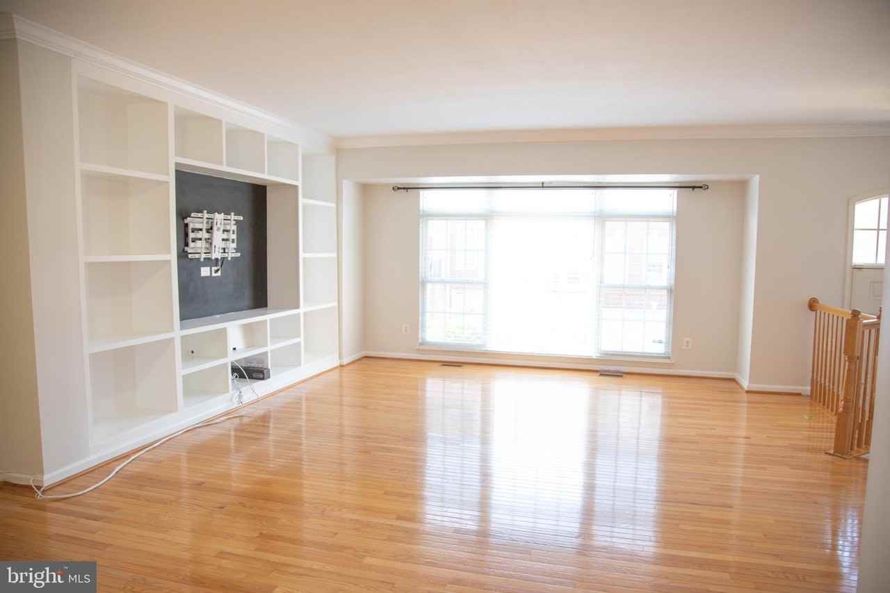 3347 Wilton Crest Ct - Photo 3 of 34