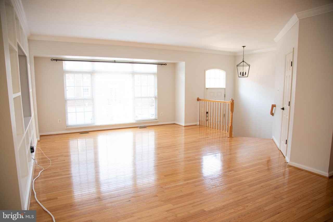 3347 Wilton Crest Ct - Photo 5 of 34