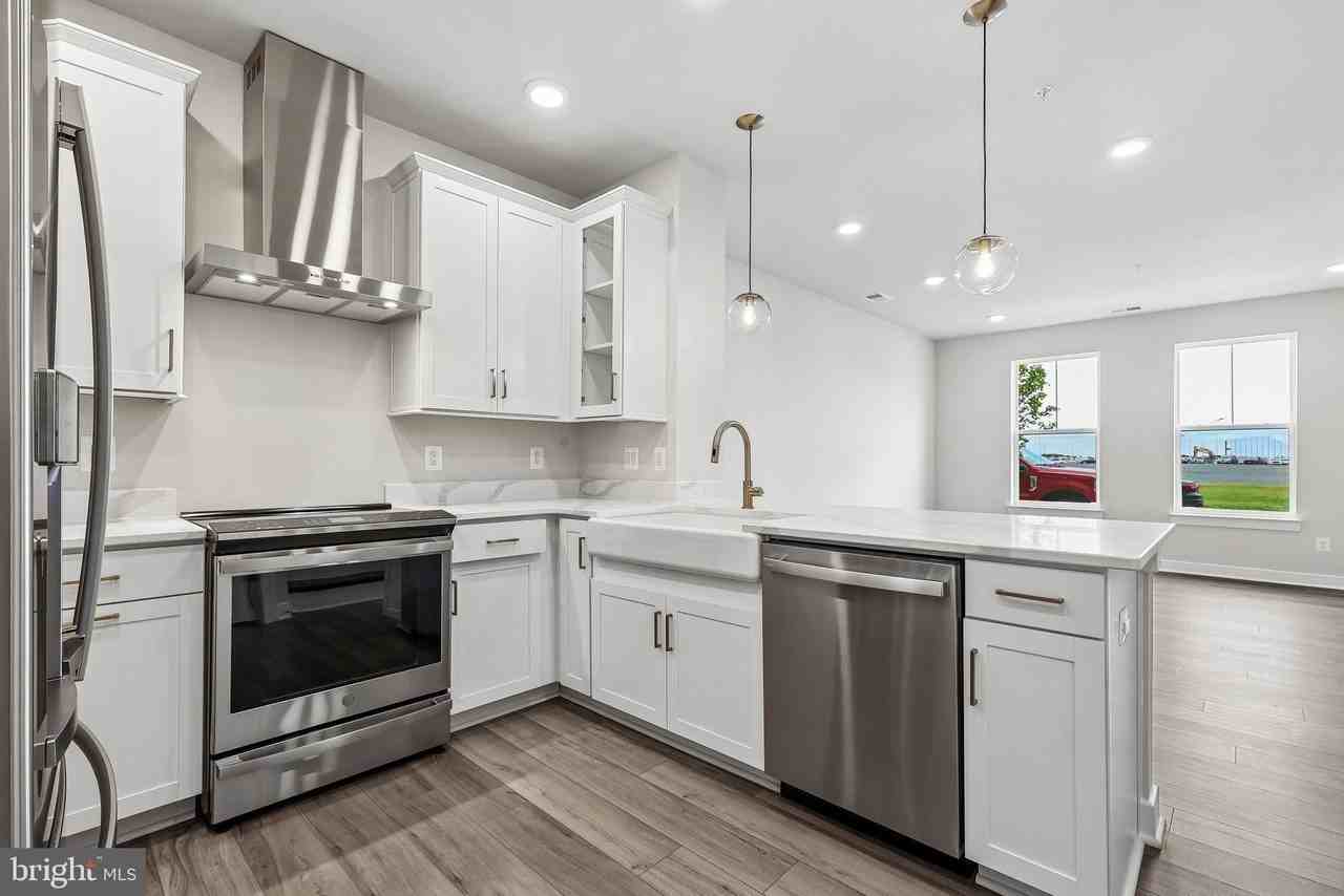 20167 Northpark Dr - Photo 4 of 24