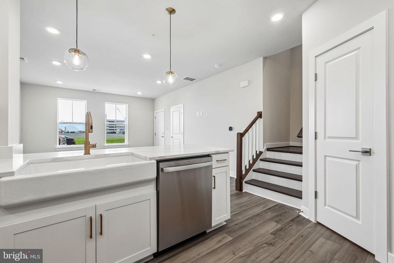 20167 Northpark Dr - Photo 5 of 24