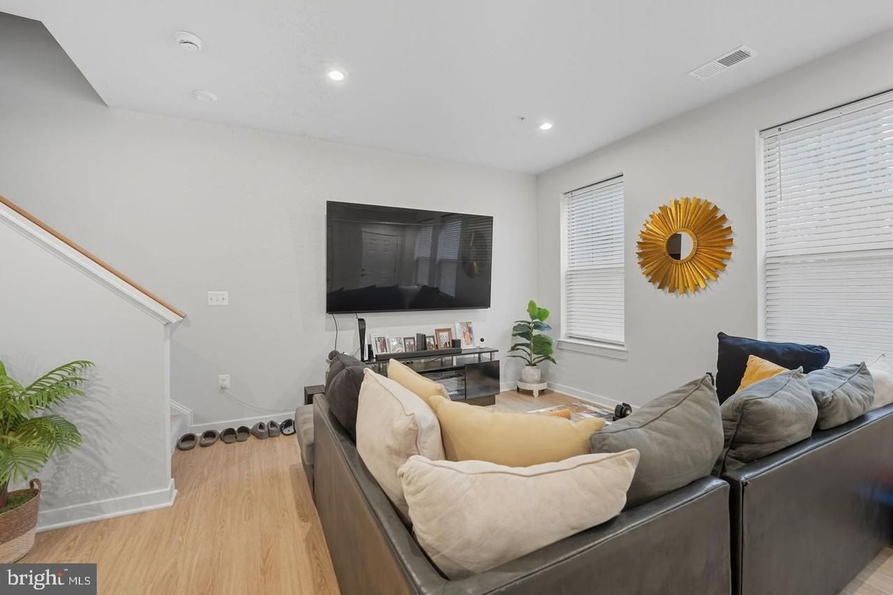 707 Thomas Ln #A - Photo 5 of 27