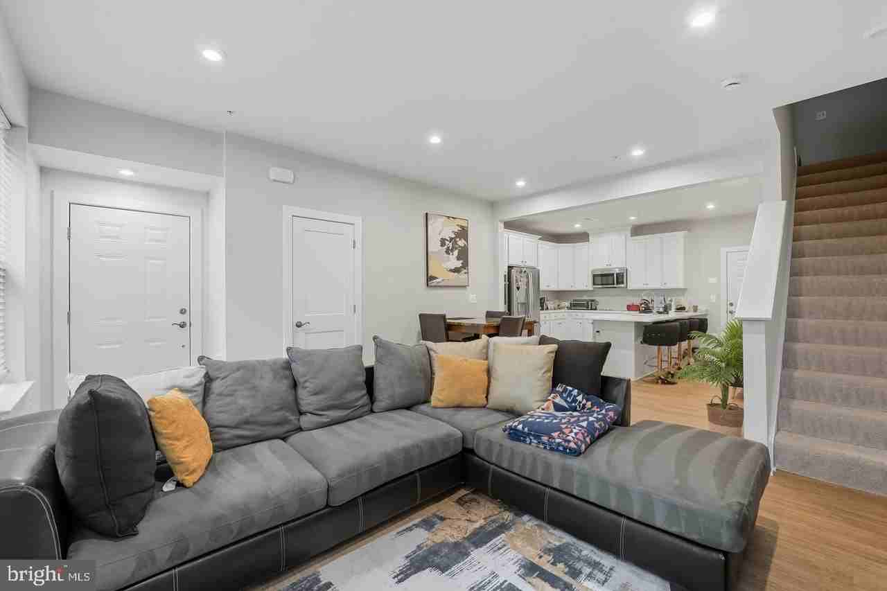 707 Thomas Ln #A - Photo 7 of 27