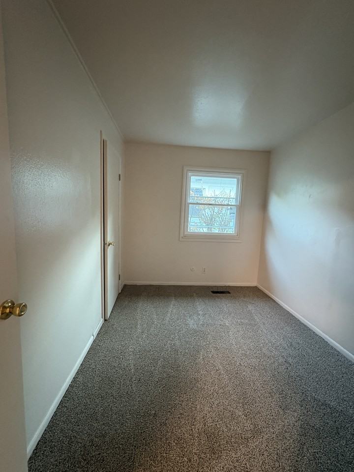 2106 Piccadilly Avenue - Photo 6 of 8