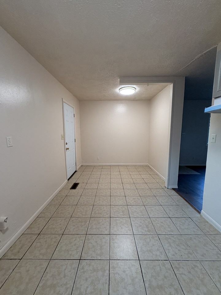2106 Piccadilly Avenue - Photo 3 of 8