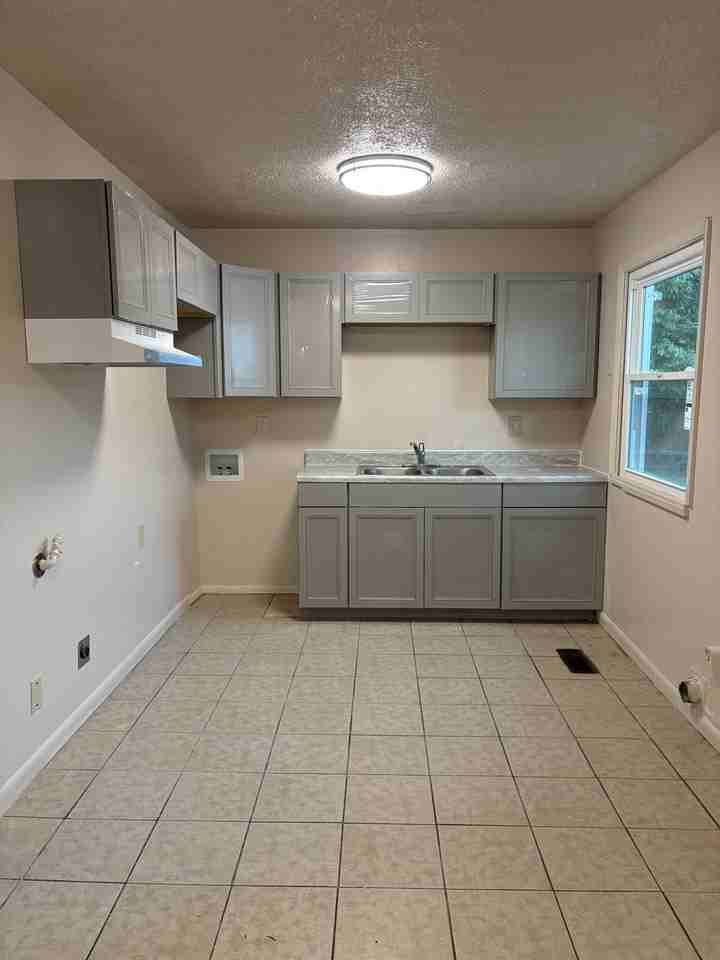 2106 Piccadilly Avenue - Photo 2 of 8