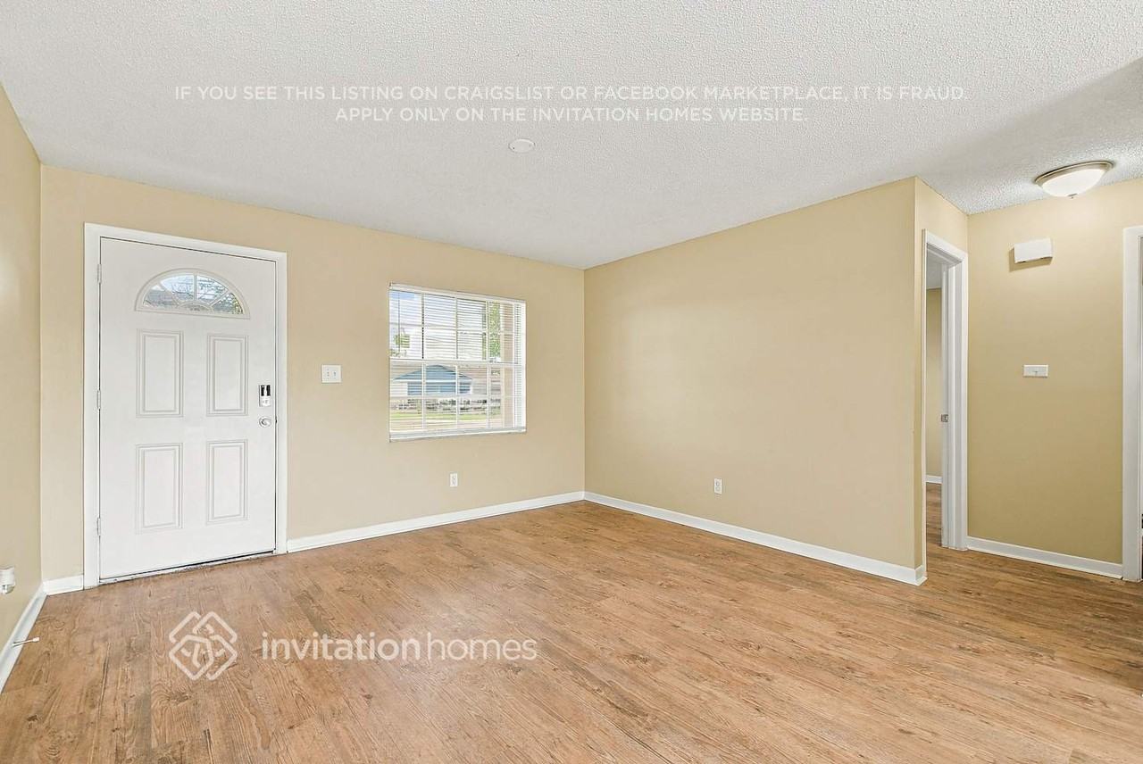 896 Mckenny Ave - Photo 4 of 17
