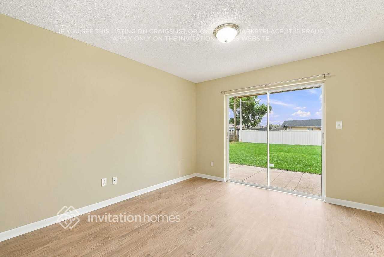 896 Mckenny Ave - Photo 5 of 17