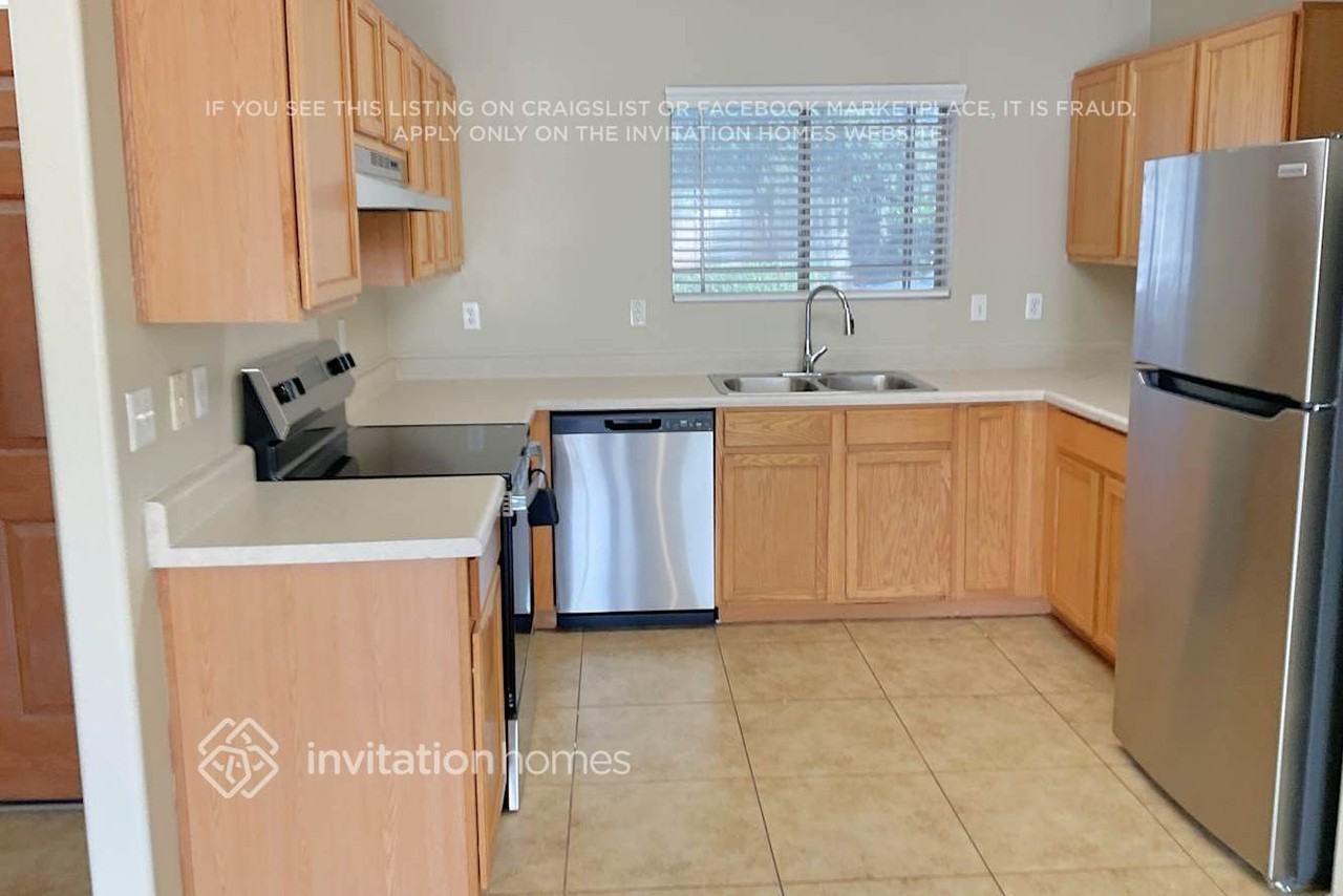 1715 E Desert Moon Trl - Photo 3 of 17