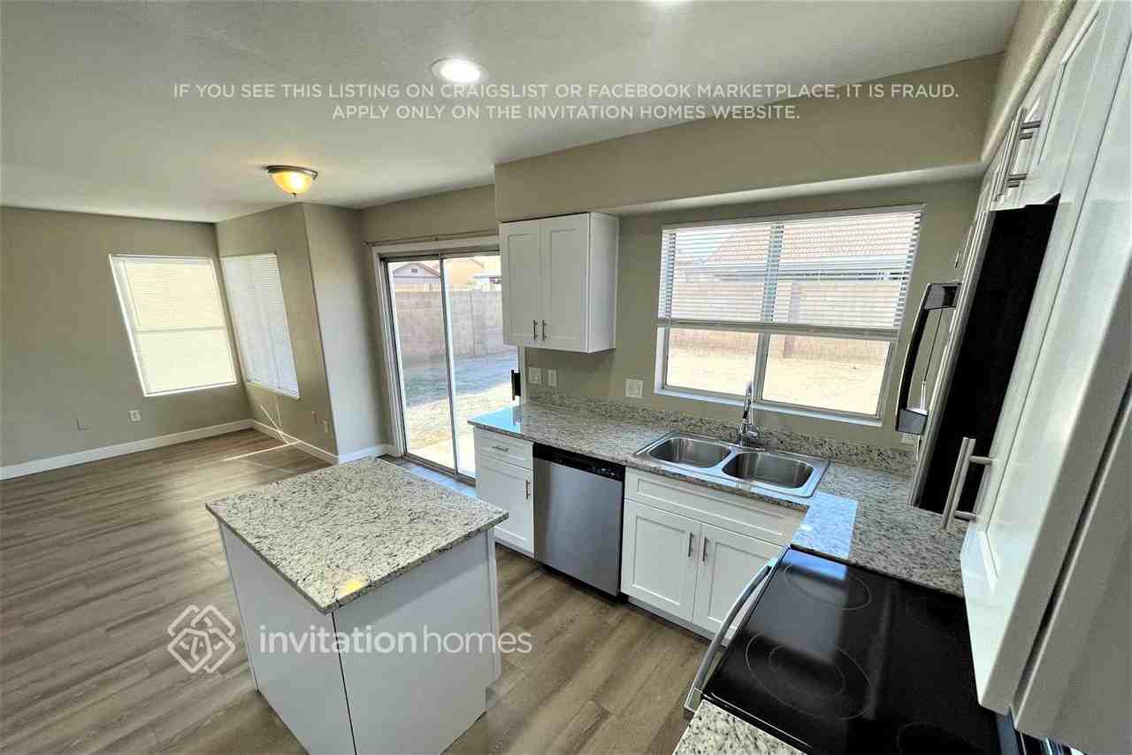 8526 W Cambridge Ave - Photo 6 of 17