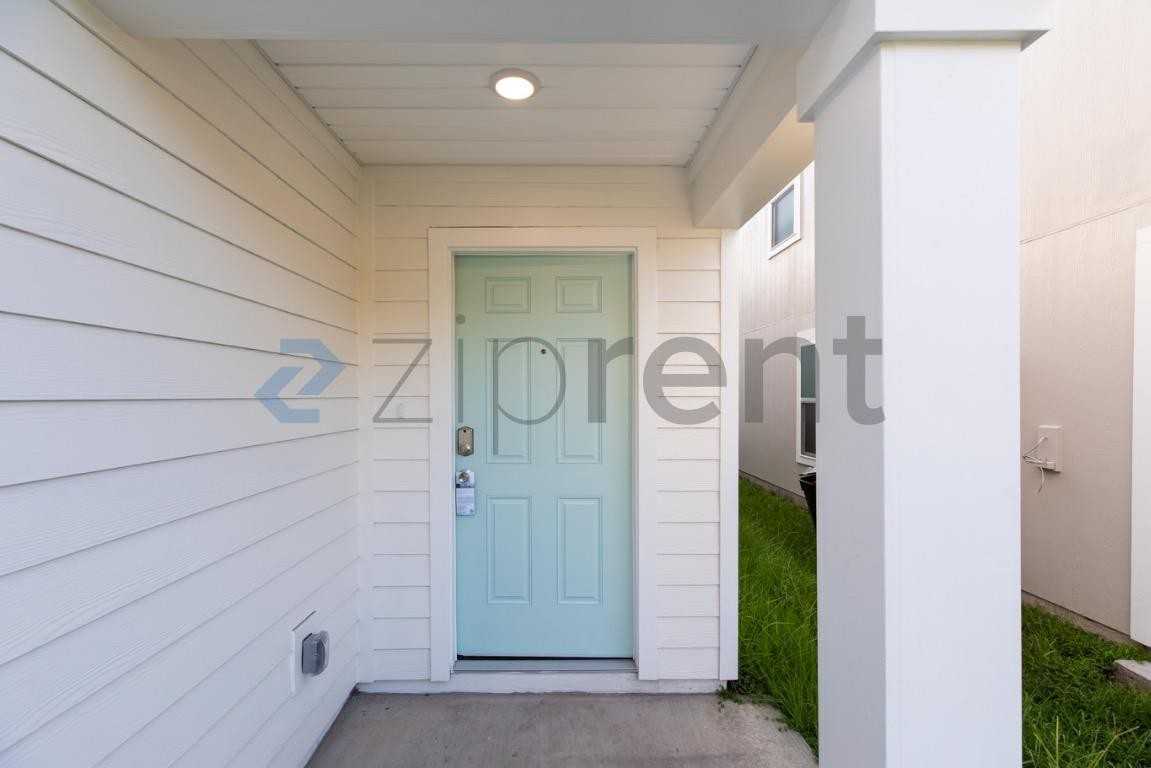 1303 Pangola Dr - Photo 3 of 27