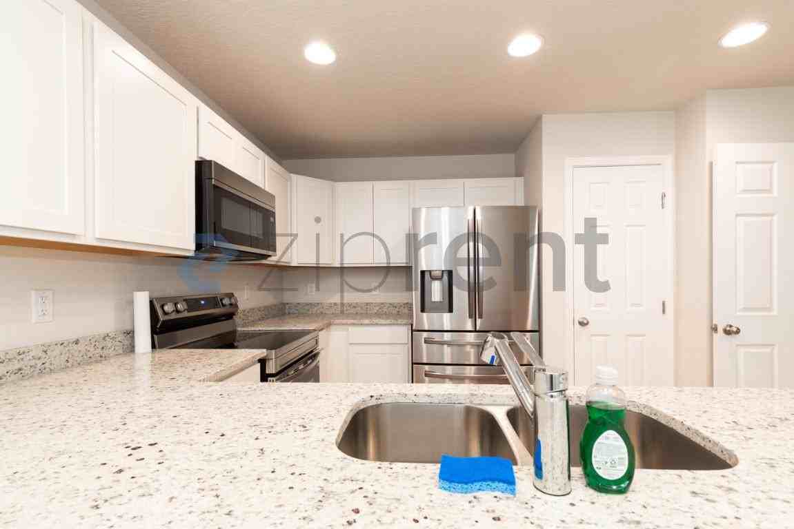 1303 Pangola Dr - Photo 5 of 27