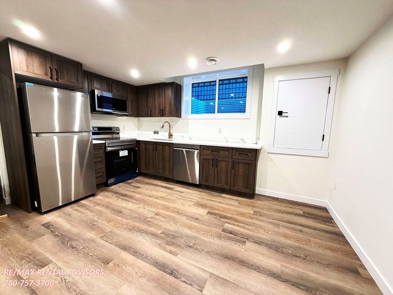 1550 Howes Pl Sw - Photo 4 of 12