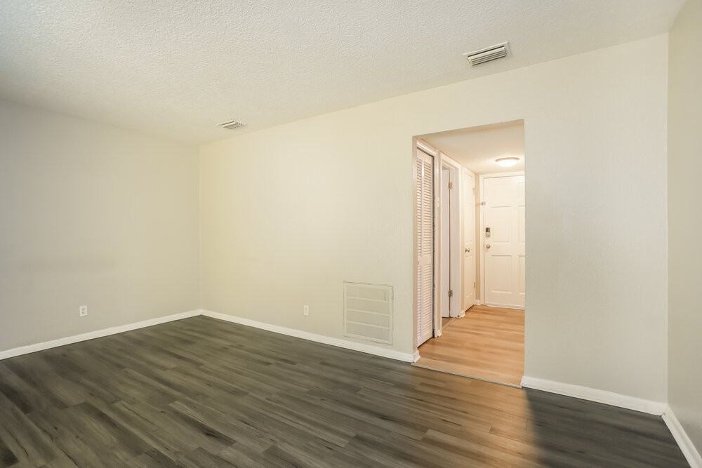 6812 Hawkins Ct - Photo 5 of 16