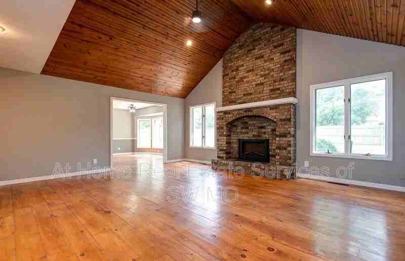 714 N Fort St - Photo 2 of 13