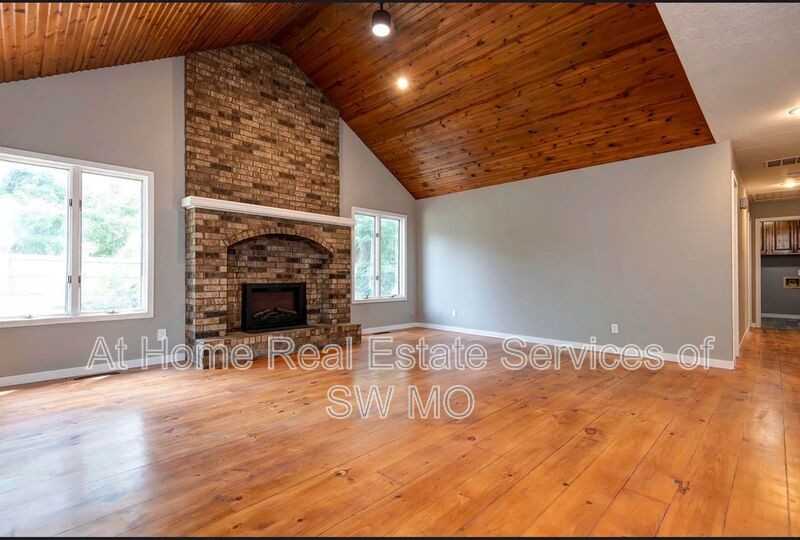 714 N Fort St - Photo 3 of 13