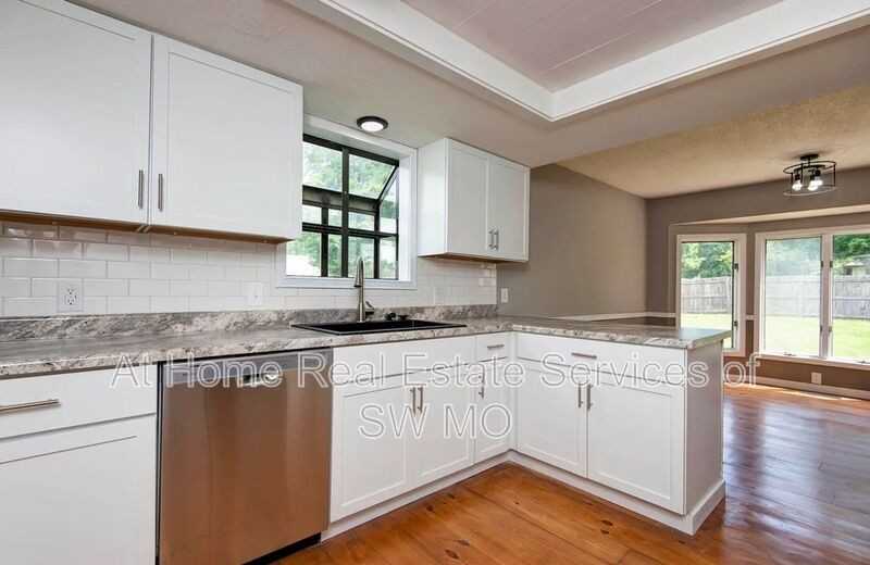 714 N Fort St - Photo 6 of 13