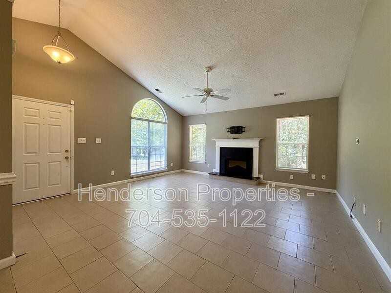 8410 Cullingford Ln - Photo 2 of 20