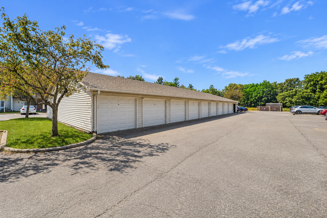 Pineview Place Apartments - Photo 6 of 32
