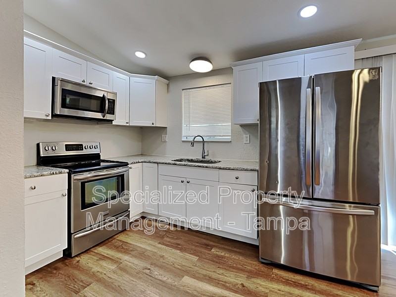 13426 Tyringham St - Photo 5 of 23