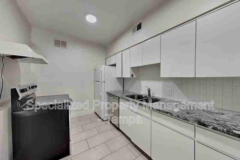 3801 1/2 W Palmira Ave - Photo 3 of 22