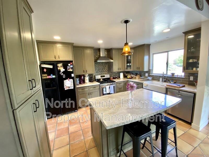2866 Turnbull St - Photo 3 of 10