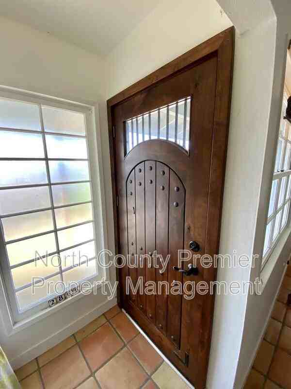 2866 Turnbull St - Photo 4 of 10