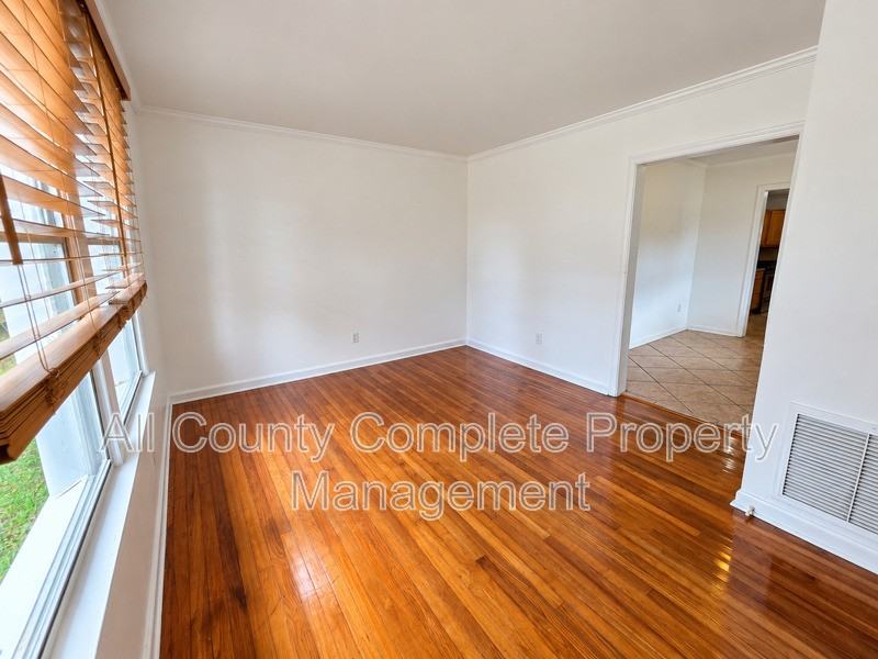 4803 Lexington Ave - Photo 3 of 24