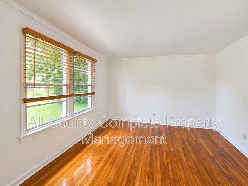 4803 Lexington Ave - Photo 4 of 24