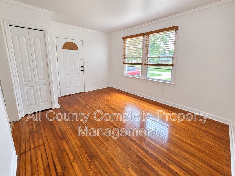 4803 Lexington Ave - Photo 6 of 24